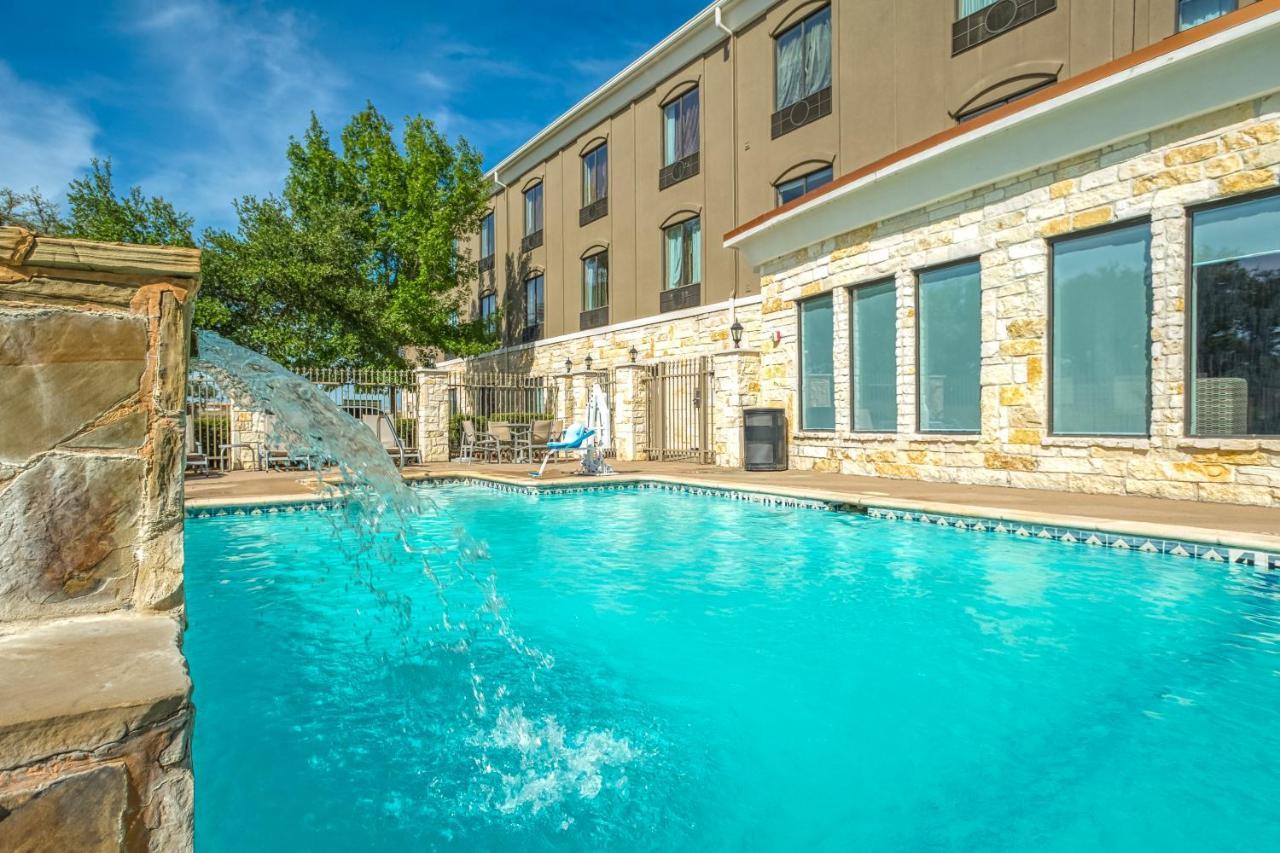 Holiday Inn Express And Suites Beeville By Ihg Exterior photo