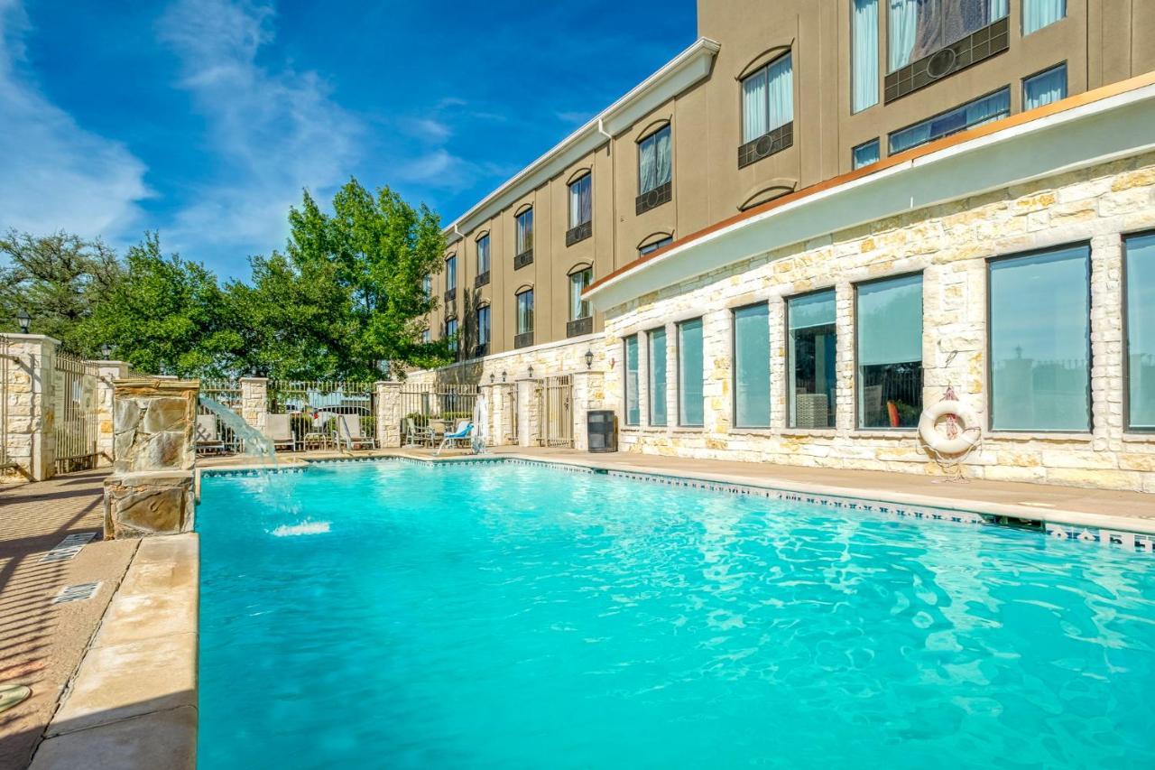 Holiday Inn Express And Suites Beeville By Ihg Exterior photo