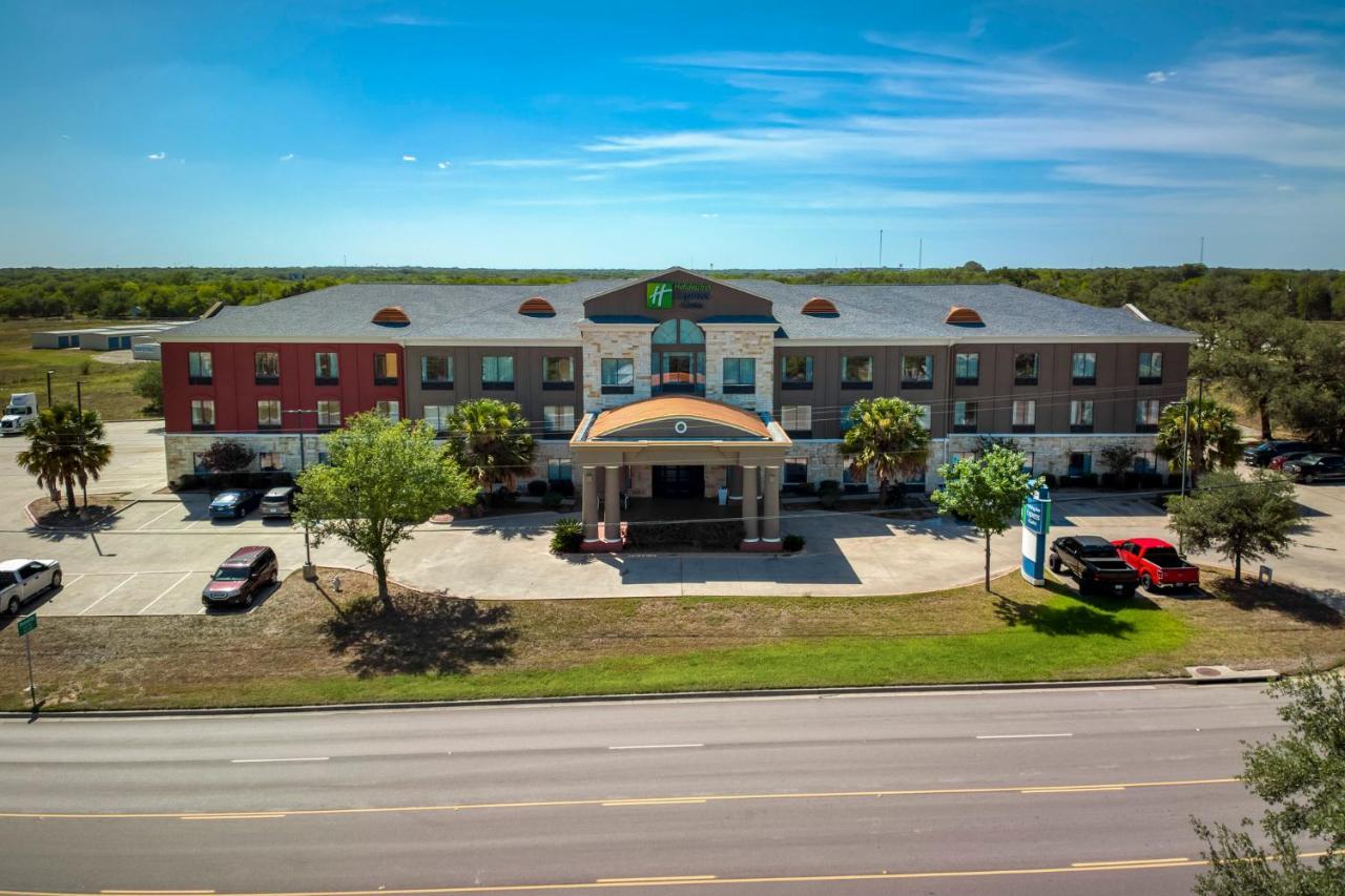 Holiday Inn Express And Suites Beeville By Ihg Exterior photo