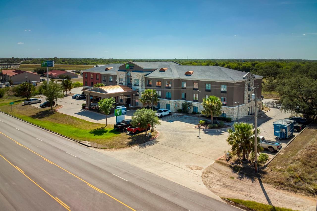 Holiday Inn Express And Suites Beeville By Ihg Exterior photo
