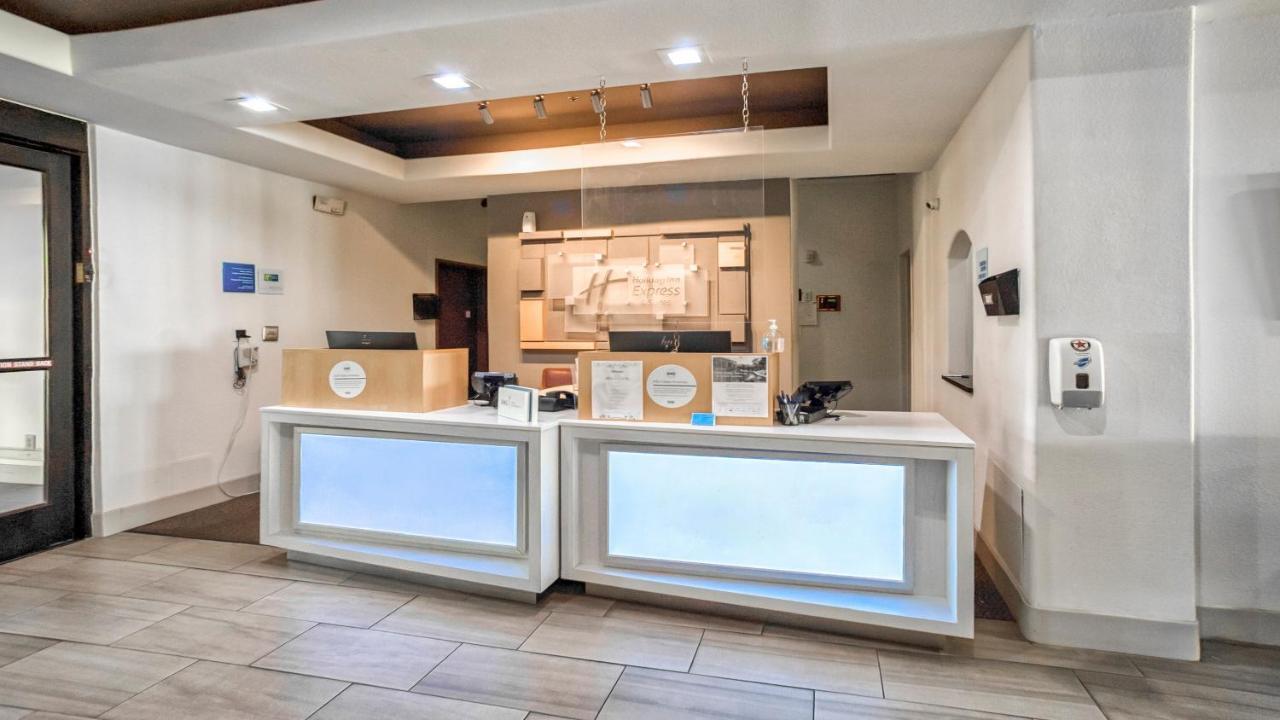 Holiday Inn Express And Suites Beeville By Ihg Exterior photo
