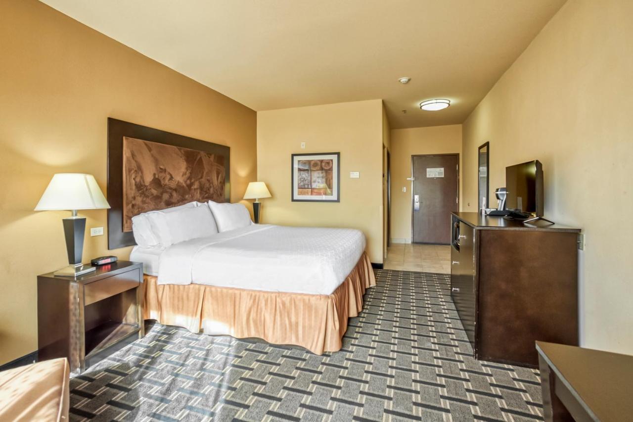 Holiday Inn Express And Suites Beeville By Ihg Exterior photo