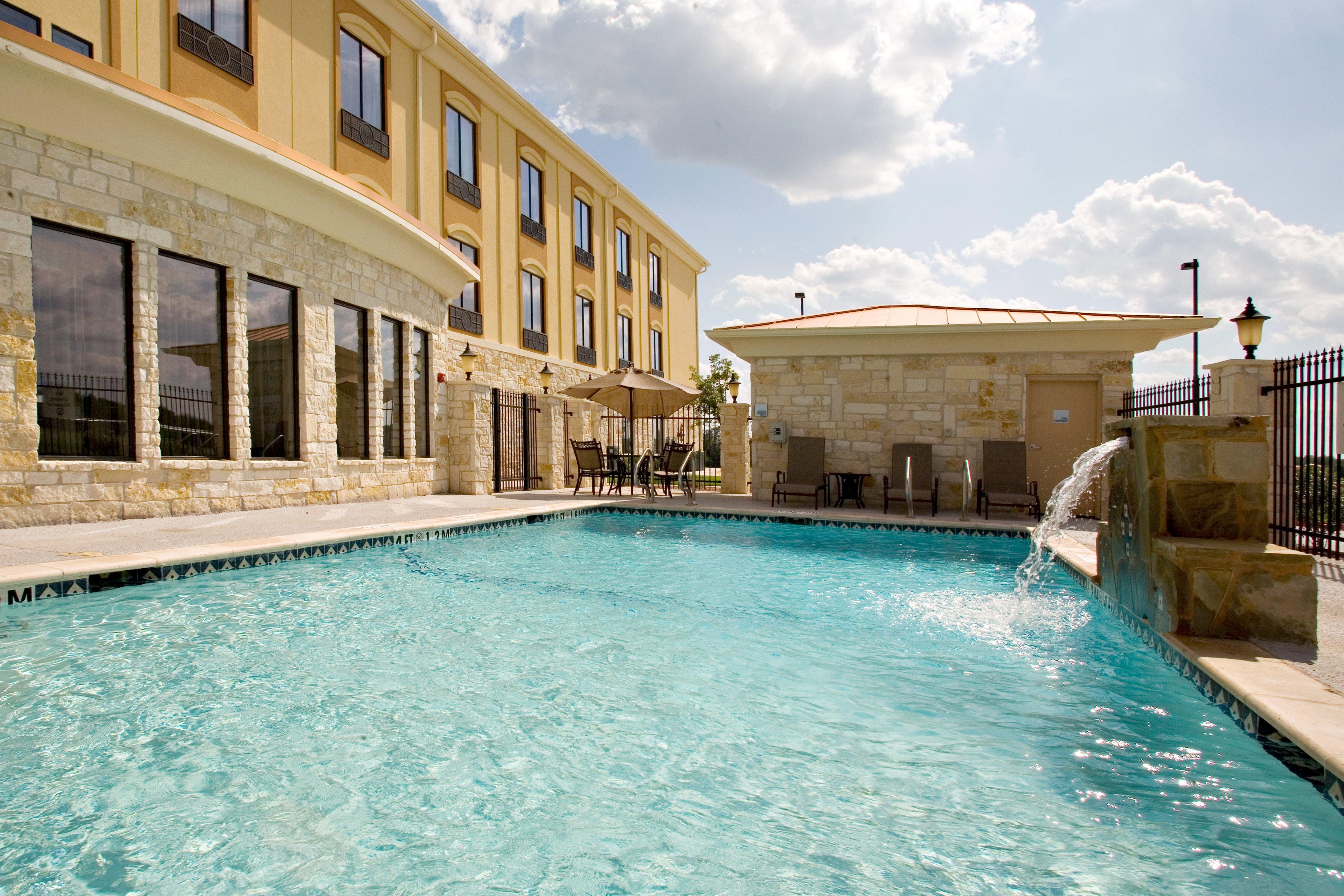 Holiday Inn Express And Suites Beeville By Ihg Exterior photo